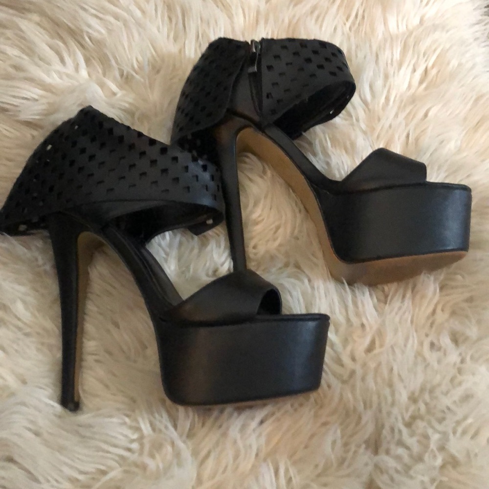 High Heel - Picture 2 of 3
